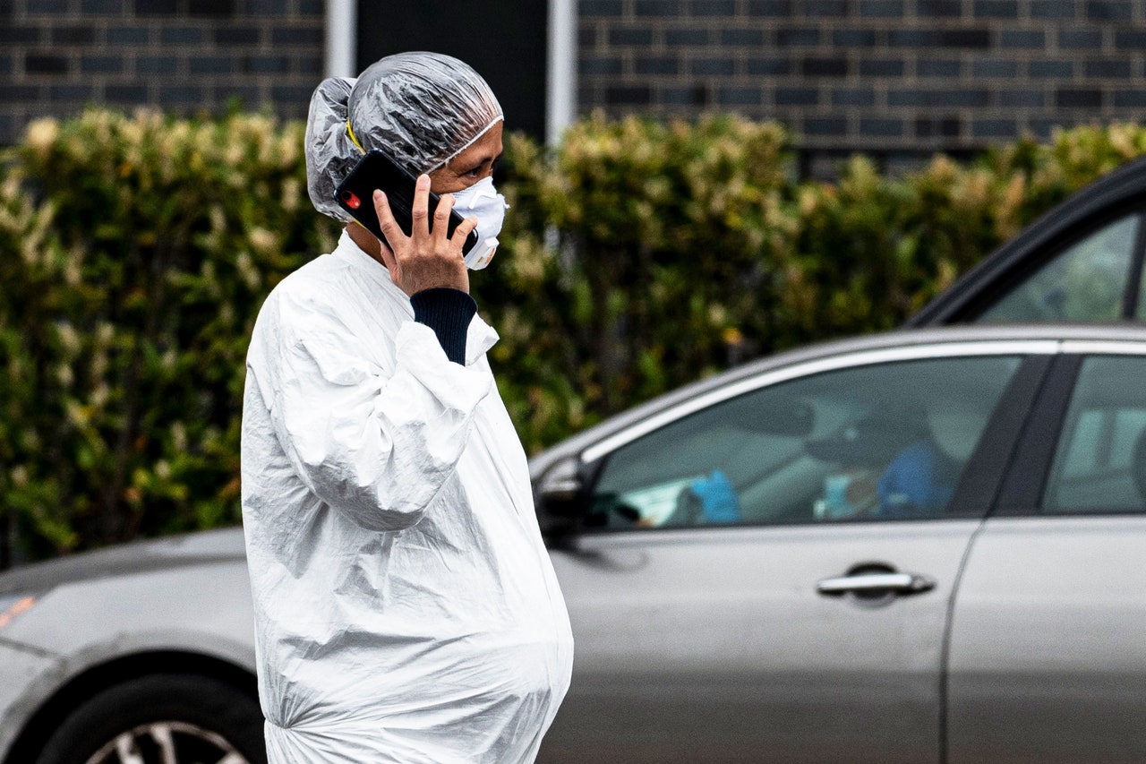 pregnant woman on the phone